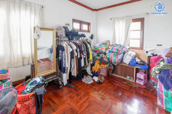 *****บ้านเดี่ยวมือสอง ม.รัชดาภิเษก42 รัชดาภิเษก พร้อมเข้าอยู่ 4 ห้องนอน 3 ห้องน้ำ จอดรถได้ 10 คัน บนเนื้อที่กว่า 198 ตร.ว. พื้นที่ใช้สอยมากถึง 180 ตร.ม. บนทำเลศักยภาพ เชื่อมต่อถนนรัชดา, ถนนลาดพร้าว-วังหิน, ถนนพหลโยธิน, ถนนเสนานิคม1 เดินทางสะดวก ใกล้รถไฟฟ้าสายรถไฟฟ้า สายสีน้ำเงิน "สถานีรัชดาภิเษก" และทางด่วน "อุตราภิมุข"